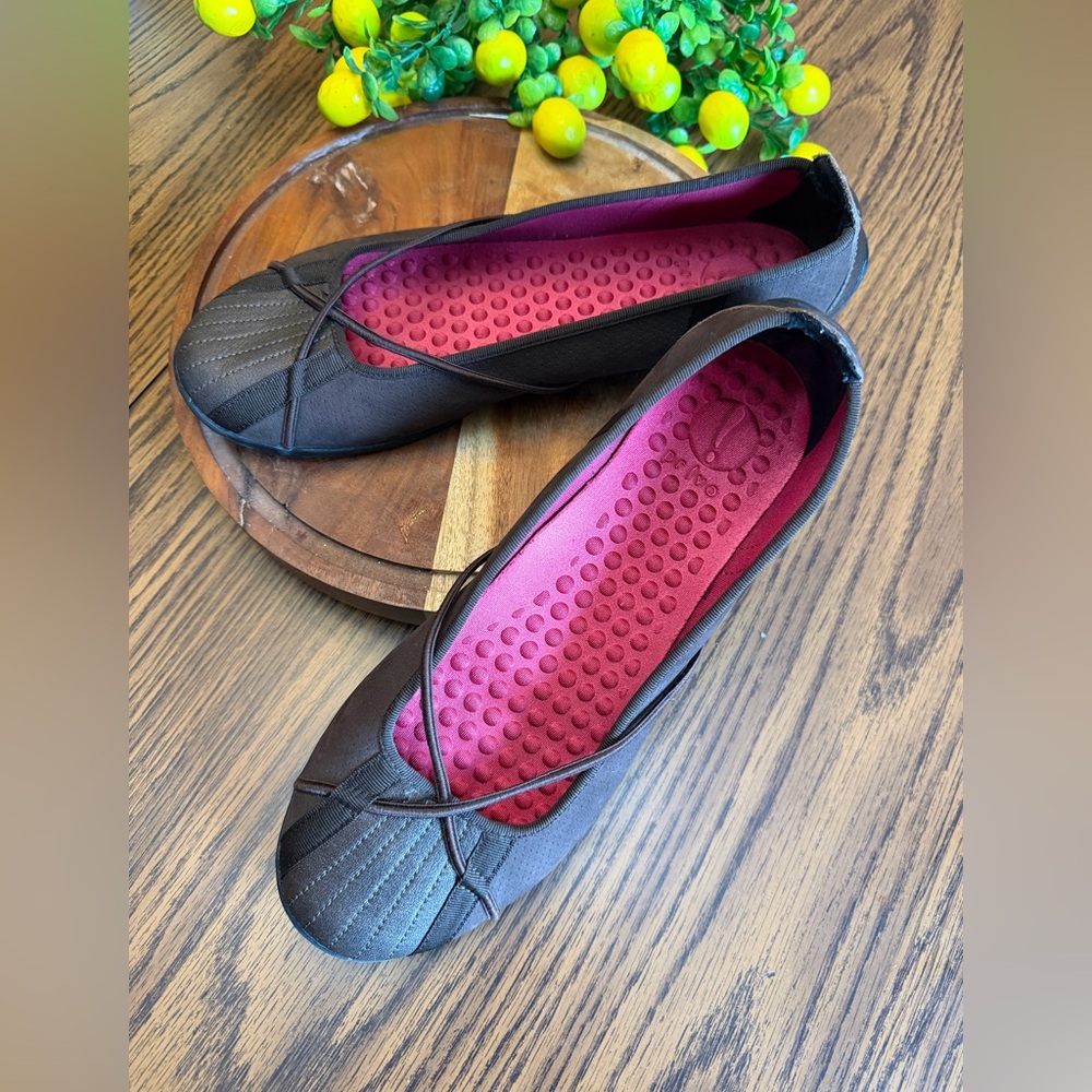 Women’s Black Ballet Flats with Magenta Insole